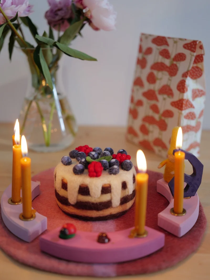 Großer Blaubeerkuchen aus Filz