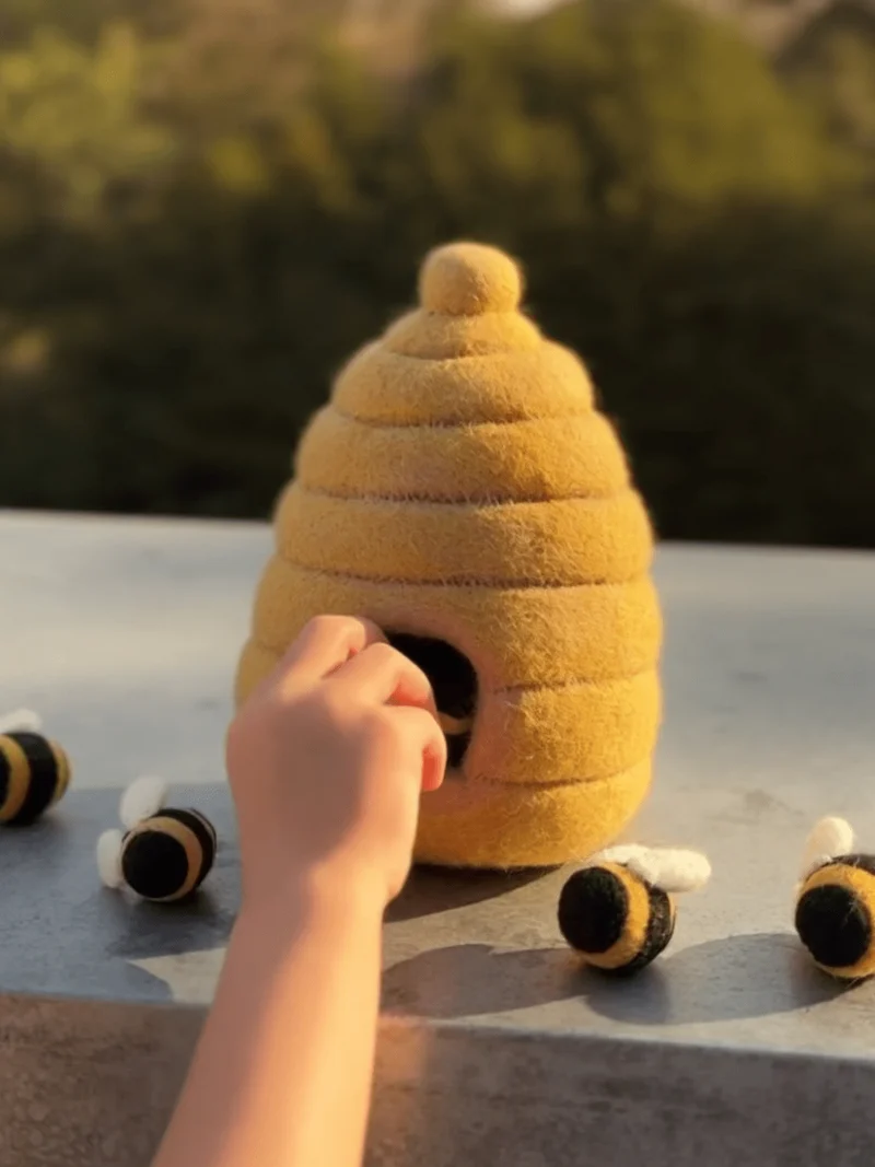 Filz-Bienenhaus mit 5 Bienen – handgemachtes Naturspielzeug
