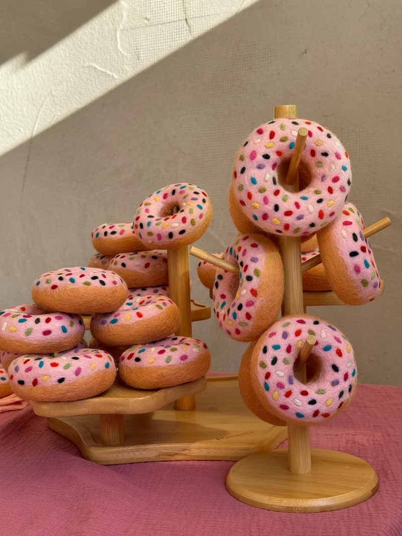 1x Filz Donut mit Streuseln – Handgemachtes Spielzeug für Kaufladen und Kinderküche