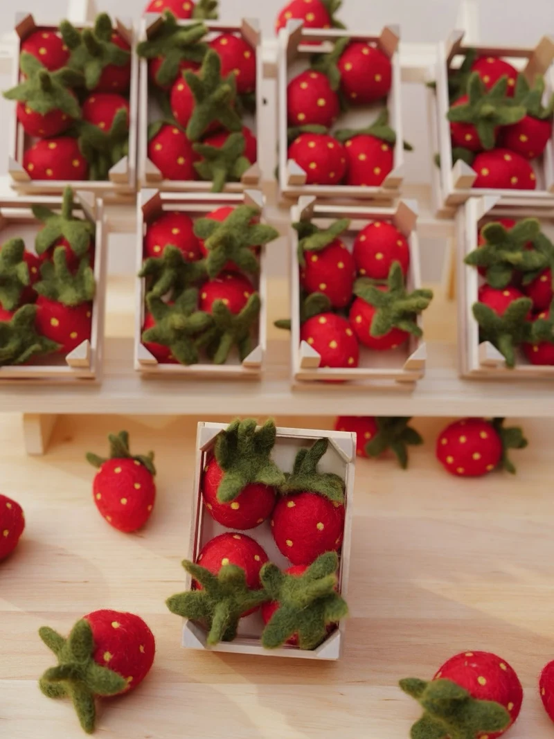4 Gefilzte Erdbeeren + unbehandeltes Holzkörbchen