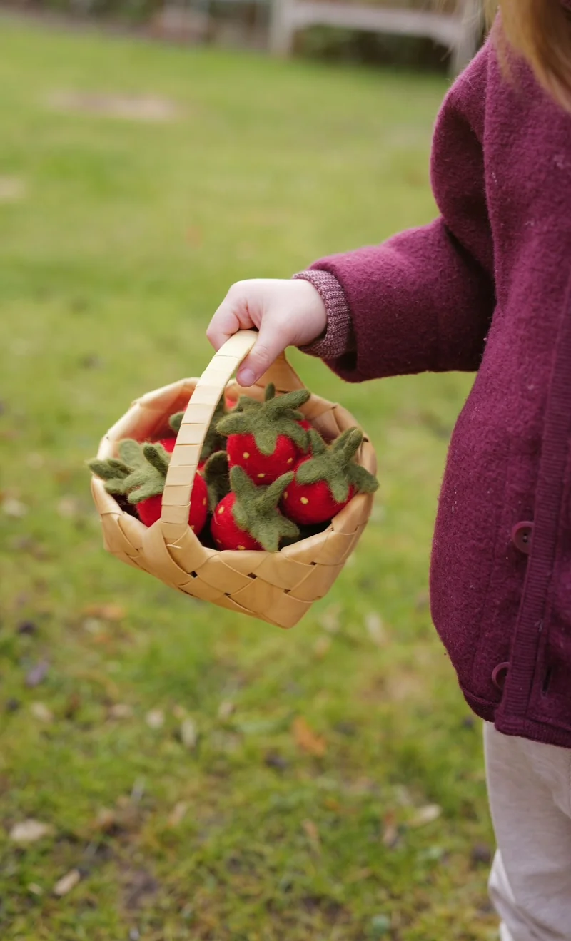 4 Gefilzte Erdbeeren + unbehandeltes Holzkörbchen