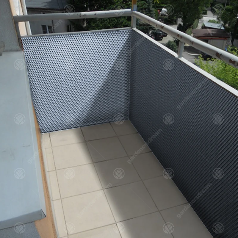 Hellgrauer Polyrattan-Screening