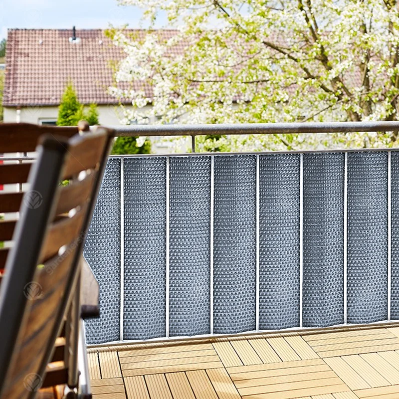 Hellgrauer Polyrattan-Screening