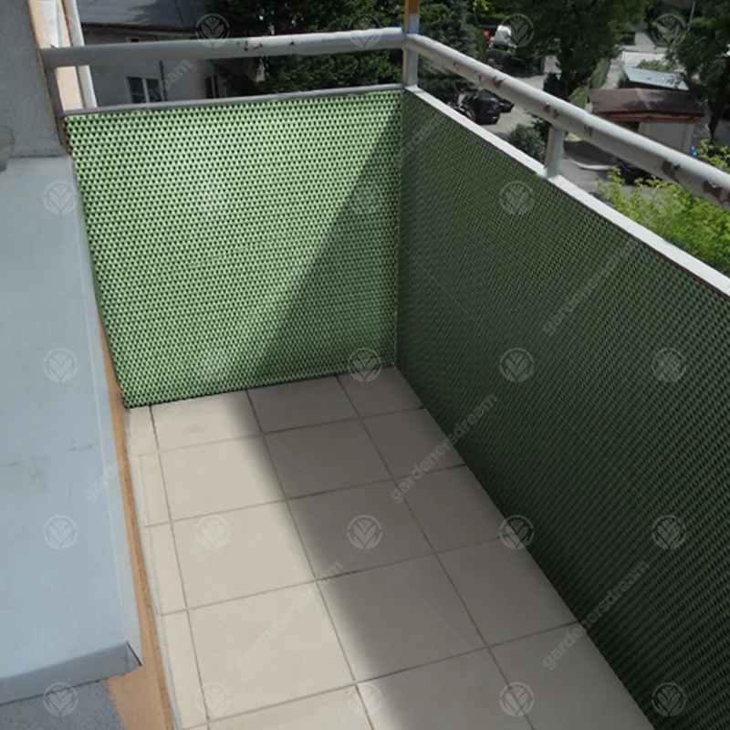 Grüner Polyrattan-Screening