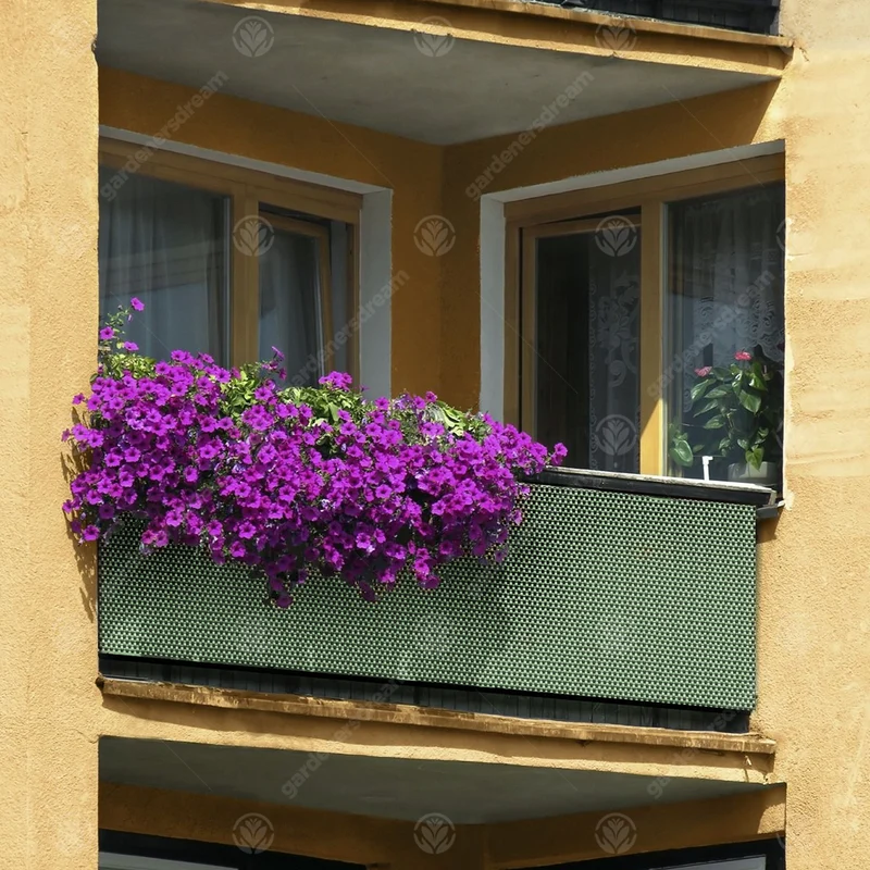 Grüner Polyrattan-Screening