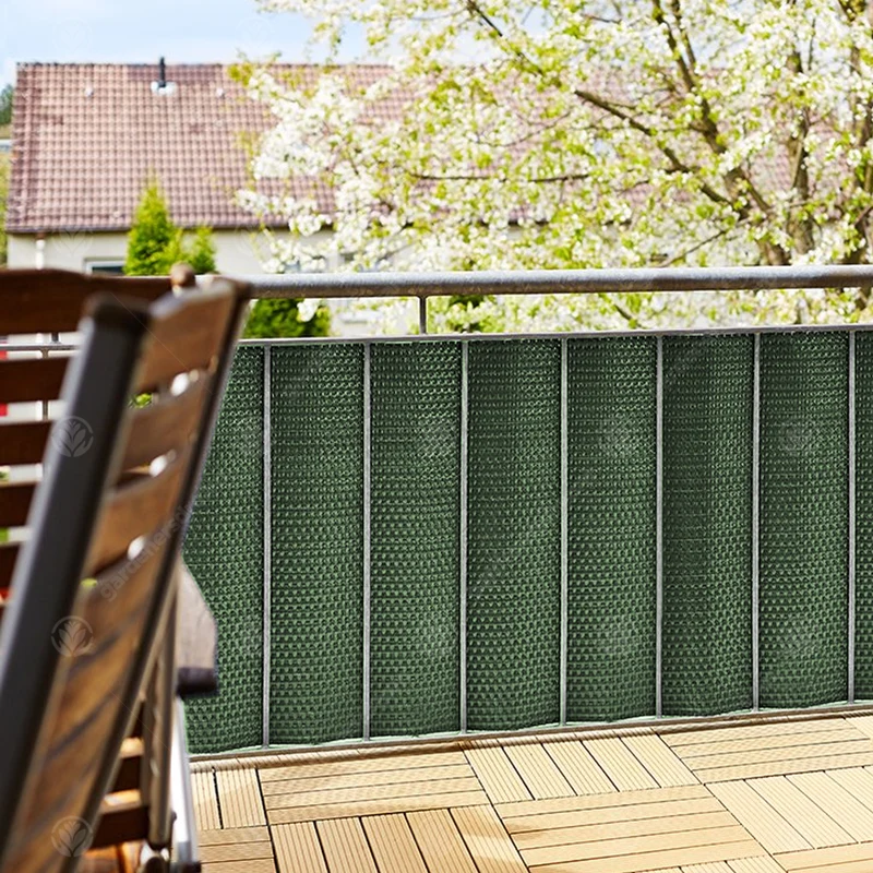 Grüner Polyrattan-Screening