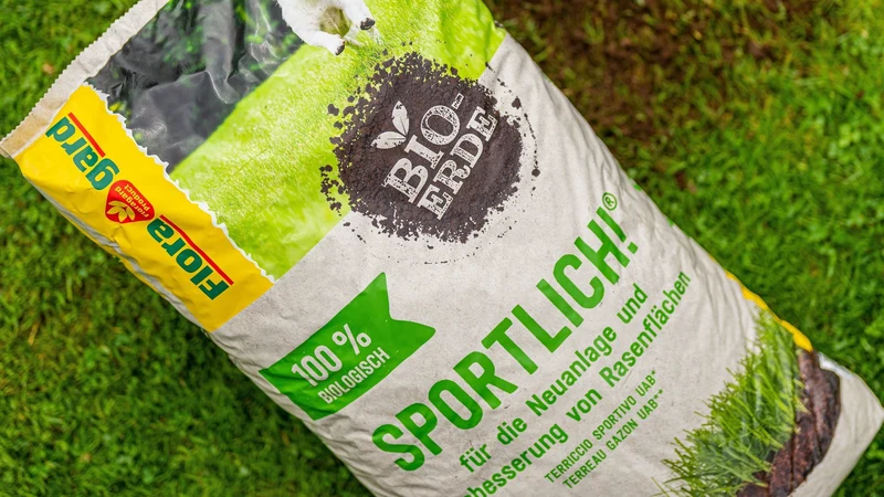 Floragard Bio-Erde Sportlich 40 Liter - zur Neuanlage, Pflege und Ausbesserung von Rasenflächen - torffrei und vegan