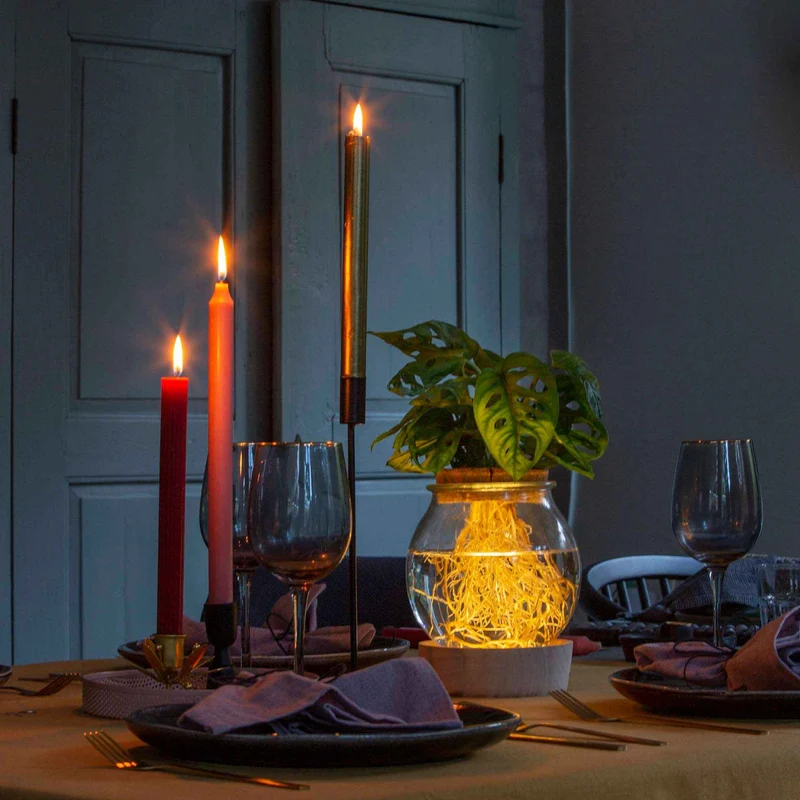Vase mit beleuchtetem Holzständer